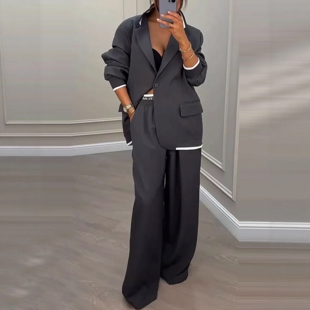 Completo casual da donna con giacca a maniche lunghe e pantaloni a gamba larga
