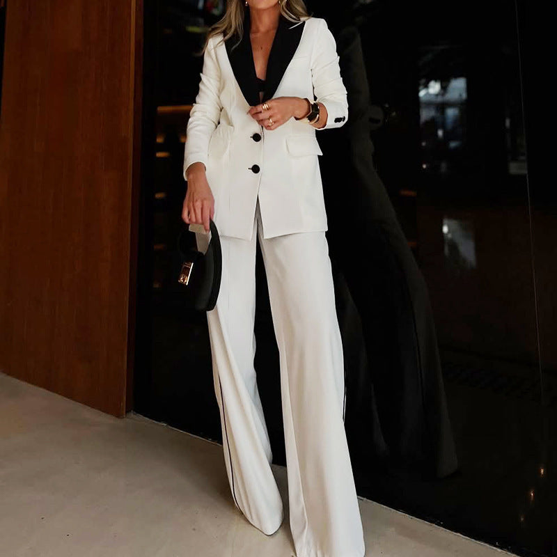 Completo da donna - giacca e pantaloni a tinta unita.