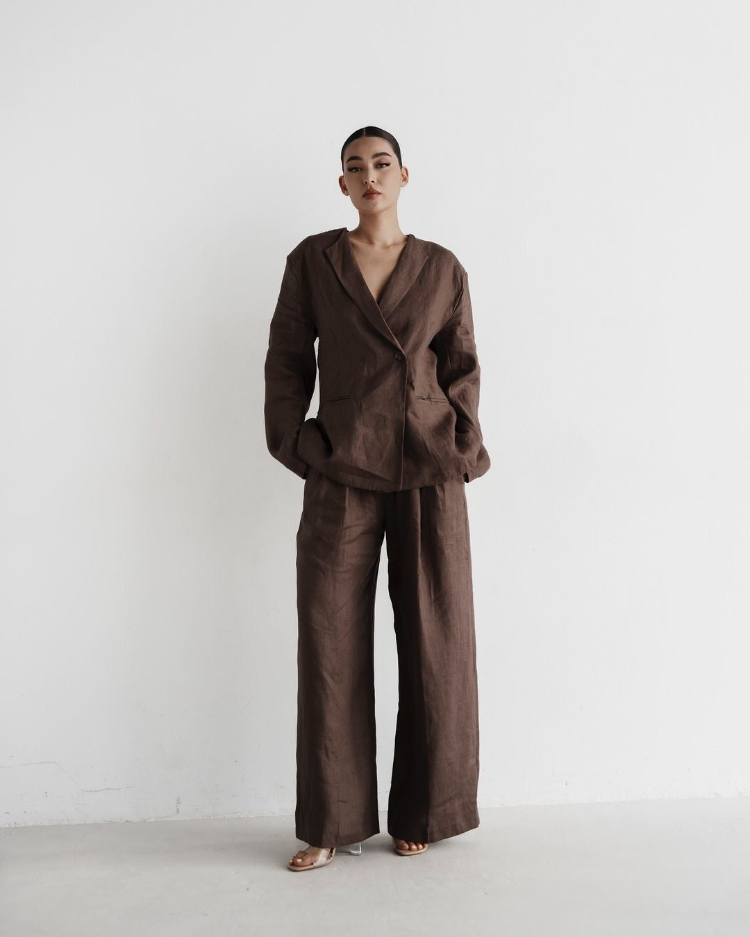 Elegante completo da donna composto da giacca e pantaloni coordinati