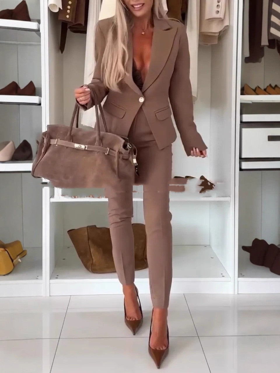 Elegante completo casual composto da giacca e pantaloni dritti