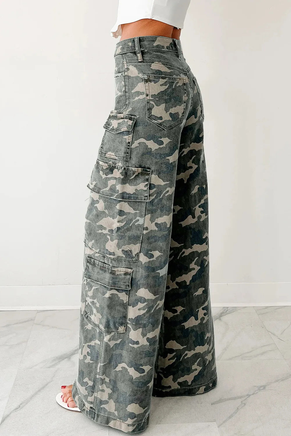 Pantaloni a gamba larga cargo in denim mimetico verde