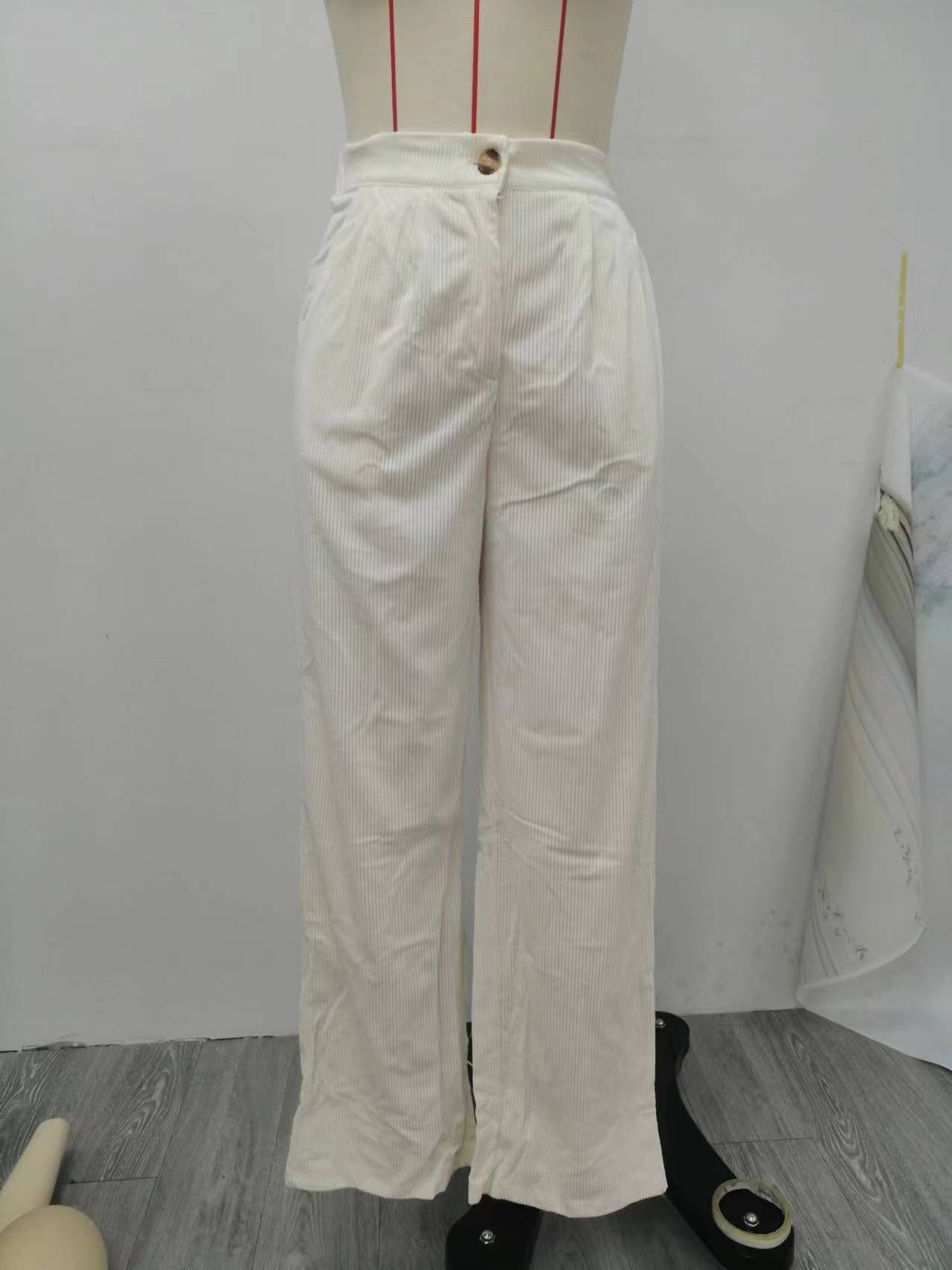 Pantaloni larghi in velluto a coste in tinta unita