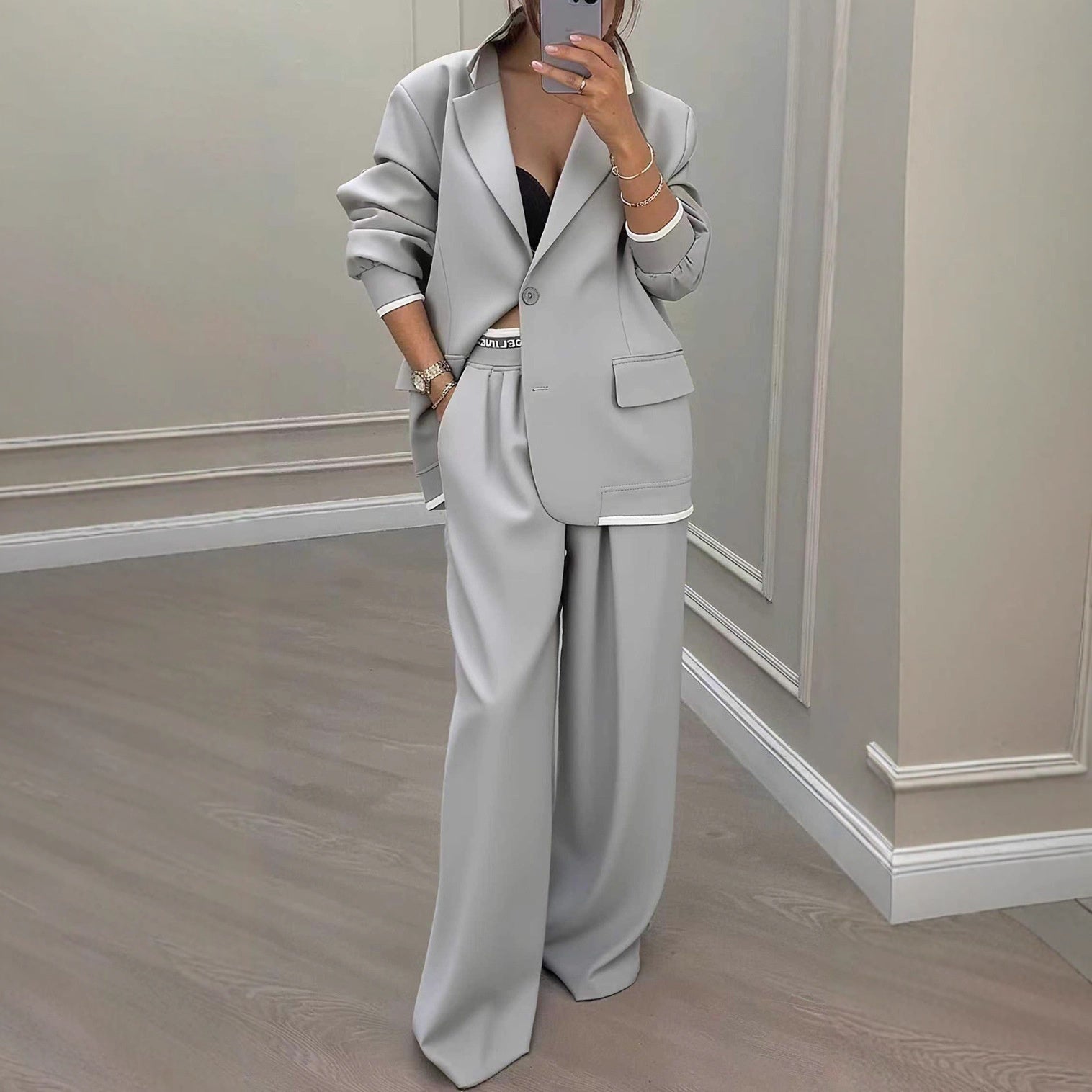 Completo casual da donna con giacca a maniche lunghe e pantaloni a gamba larga