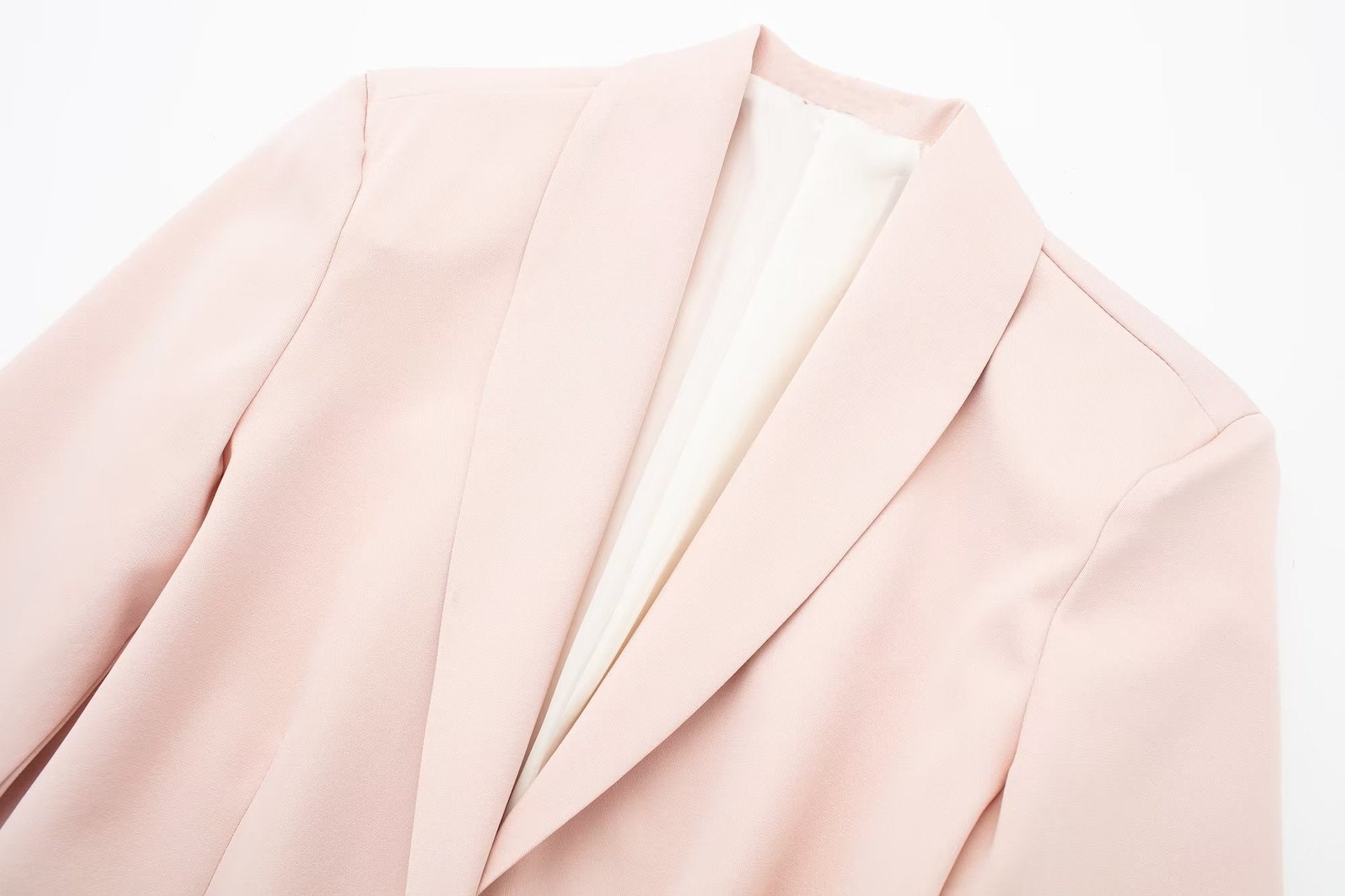 Completo composto da giacca e pantaloni a gamba larga