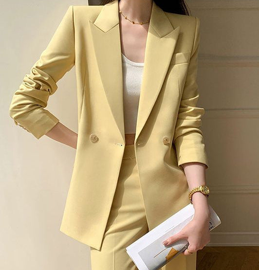 Completo donna in stile retrò artistico, composto da giacca e pantaloni cropped.