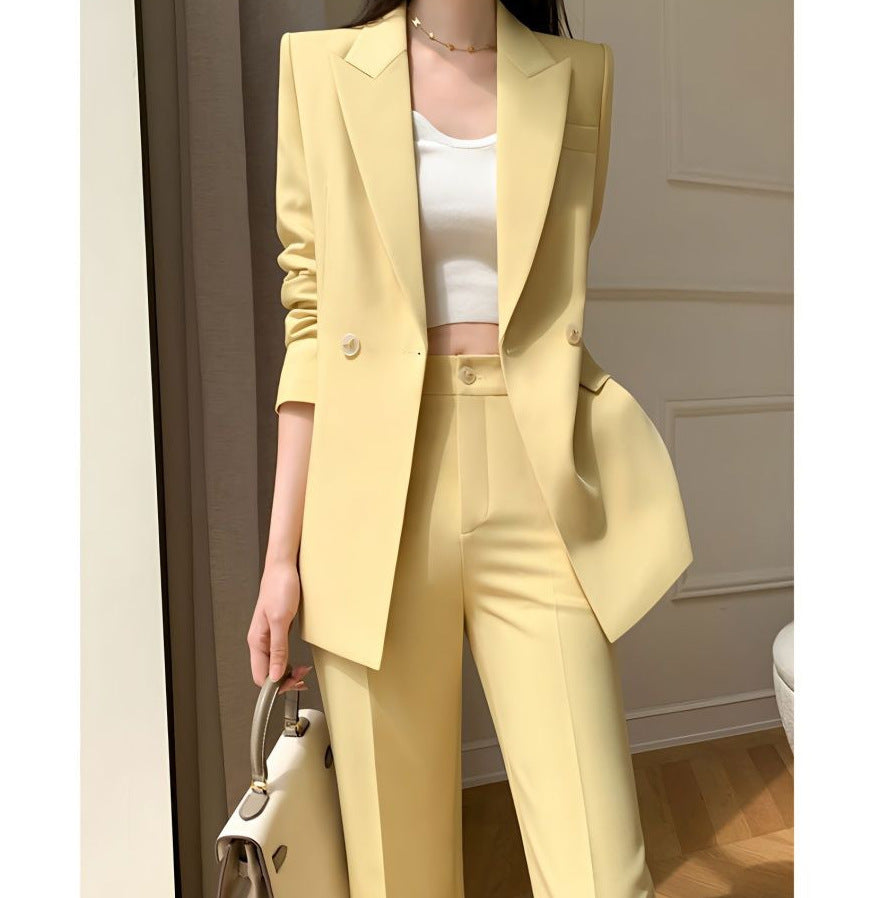 Completo donna in stile retrò artistico, composto da giacca e pantaloni cropped.