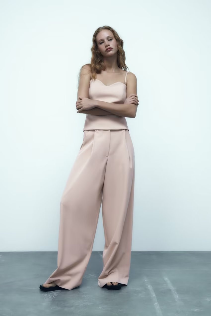 Completo composto da giacca e pantaloni a gamba larga