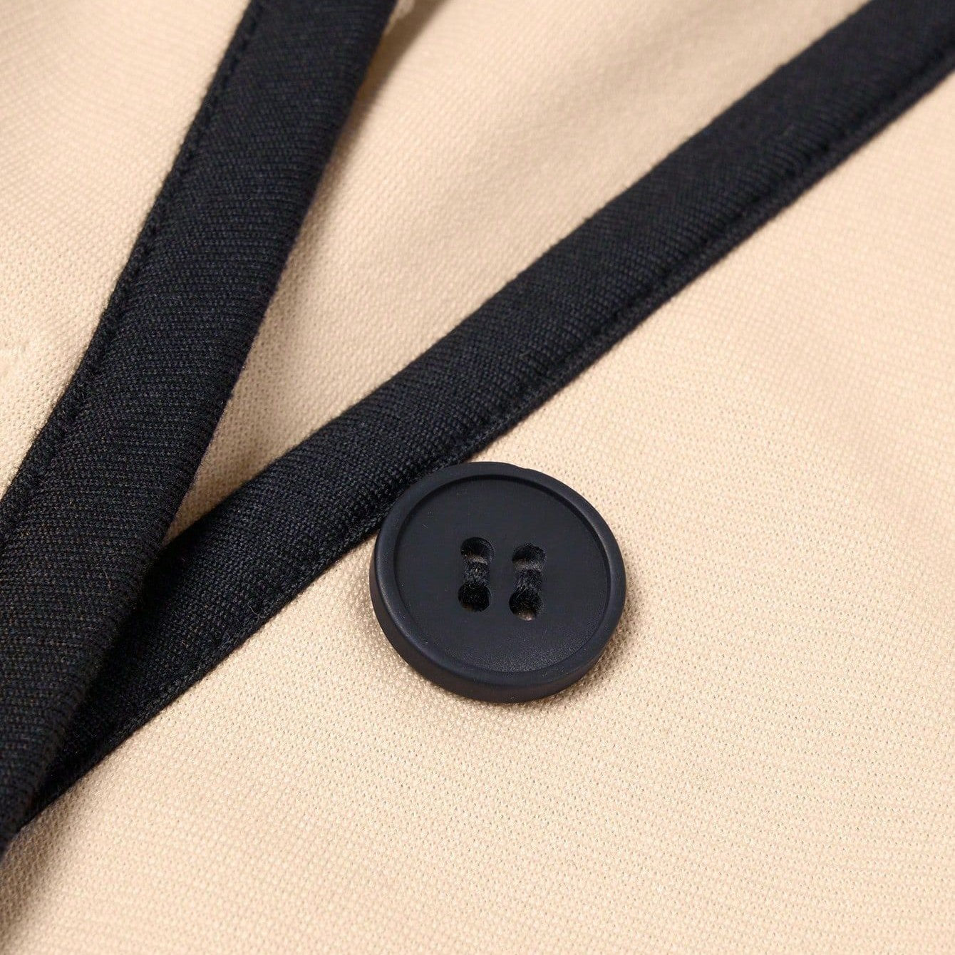 Completo monopetto con pantaloni e finiture in contrasto di colore