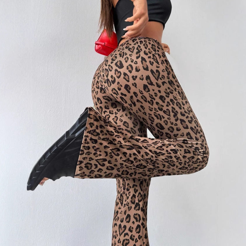 Pantaloni svasati con stampa leopardata slim fit