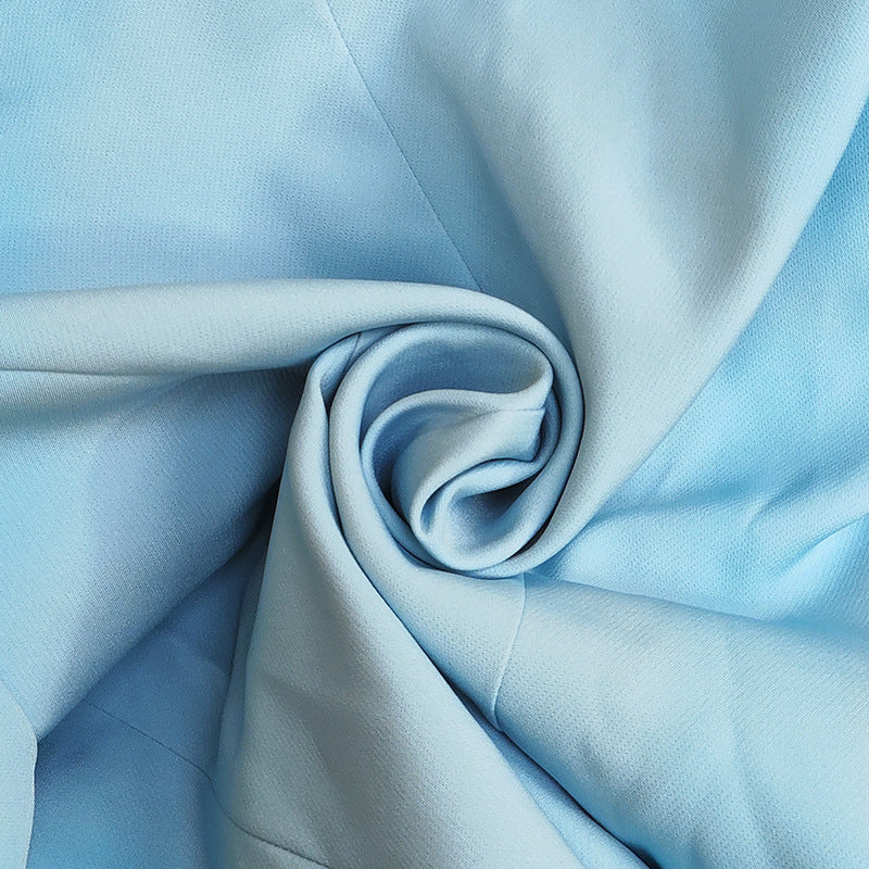 Elegante completo da donna in blu solido, perfetto per l'ambiente professionale e gli eventi formali.