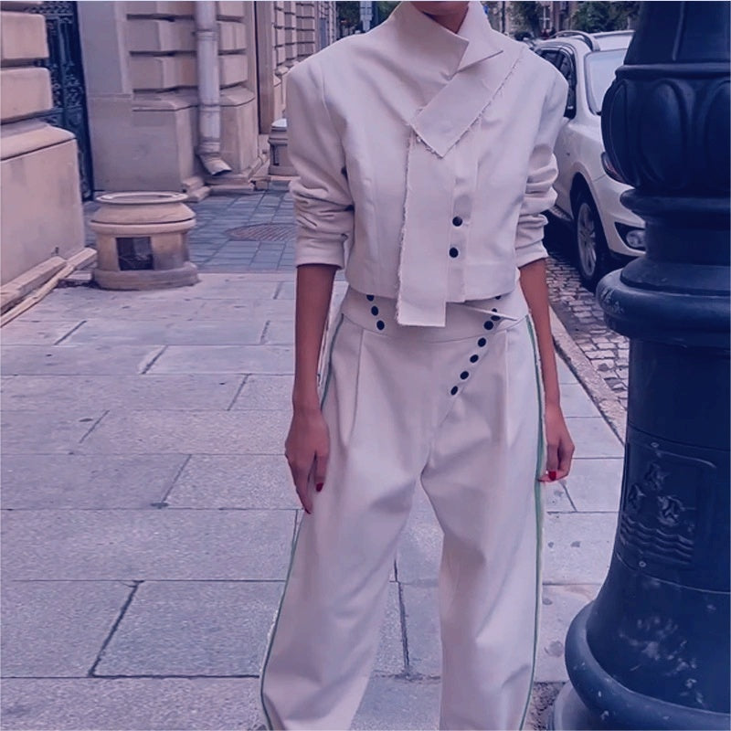 Elegante completo da donna con giacca a revers e pantaloni