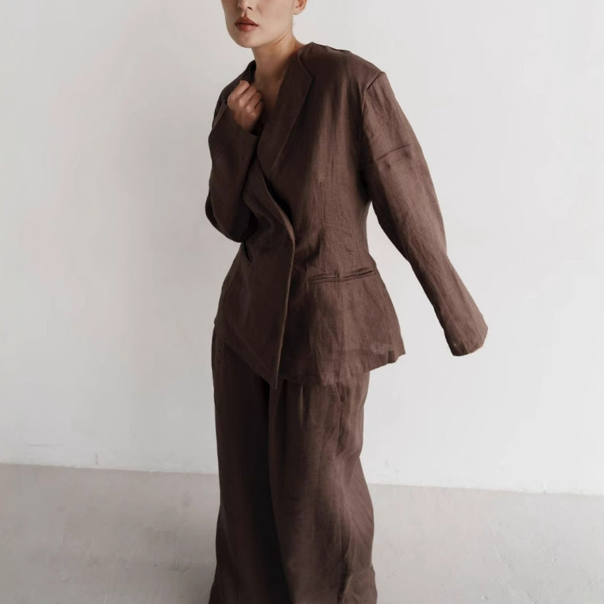 Elegante completo da donna composto da giacca e pantaloni coordinati