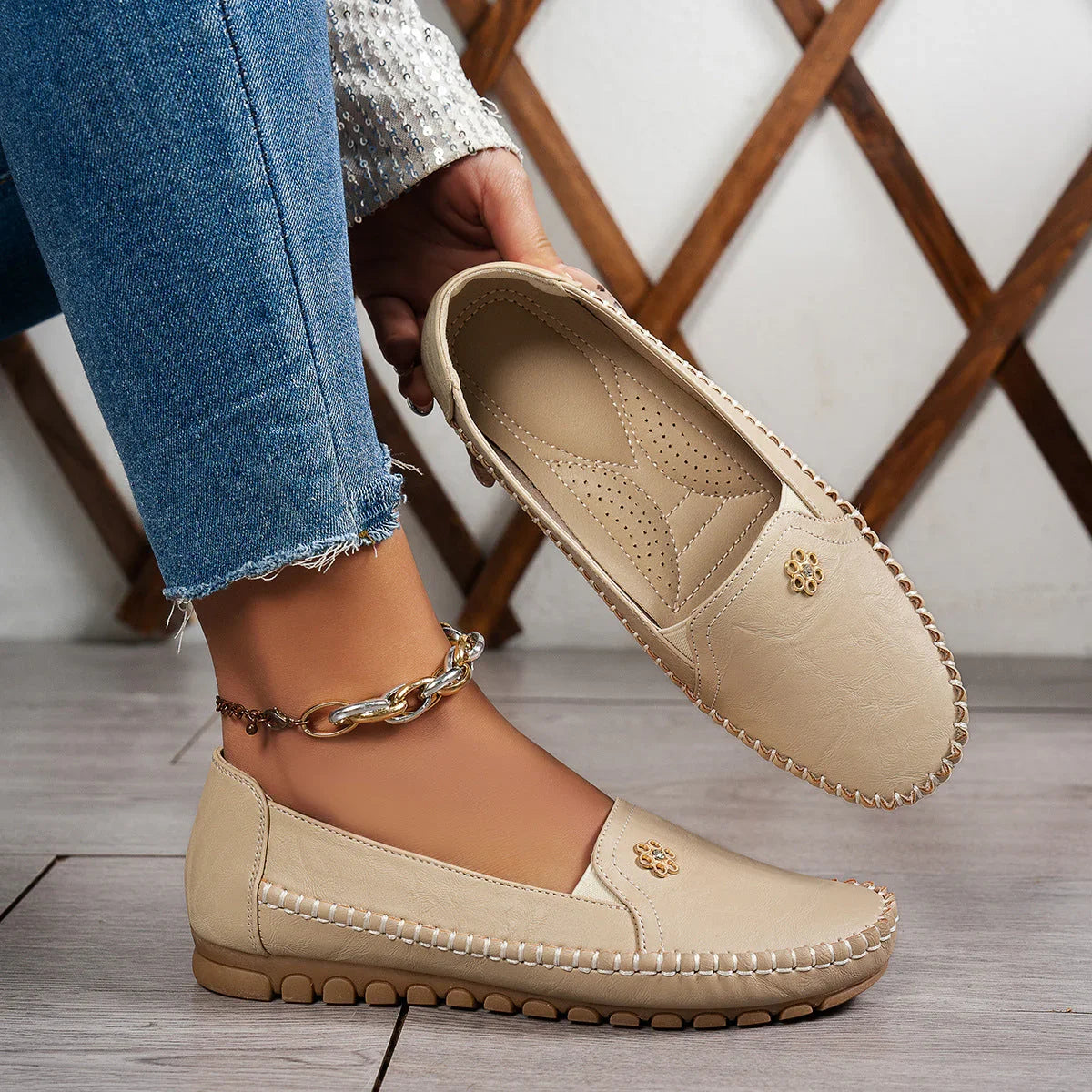 Plus Size Suture Laser Women's Flat-heeled Shoes - VAleG