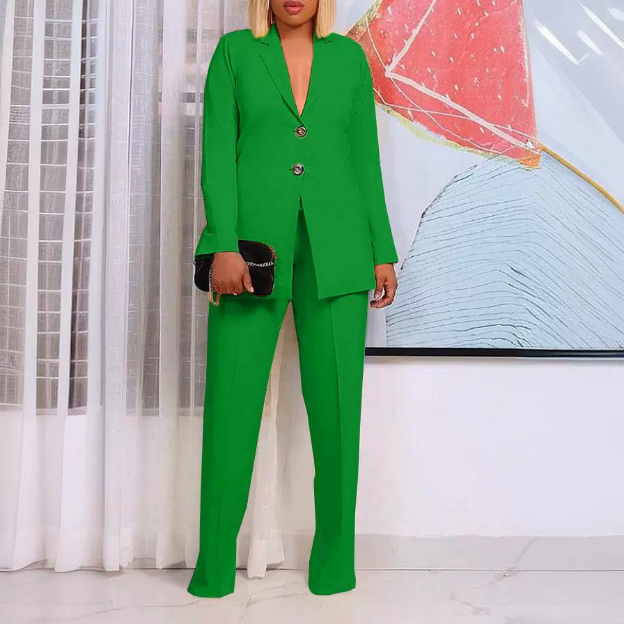 Completo due pezzi con colletto e bottoni in tinta unita