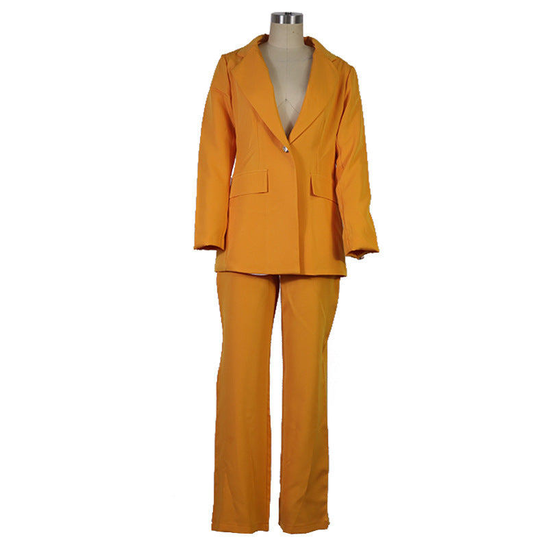 Completo elegante da donna con pantaloni dritti in tessuto elasticizzato.