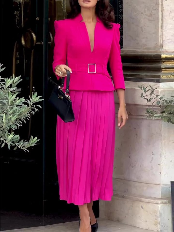 Completo con top allacciato e gonna plissettata rosa