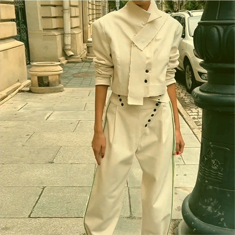 Elegante completo da donna con giacca a revers e pantaloni