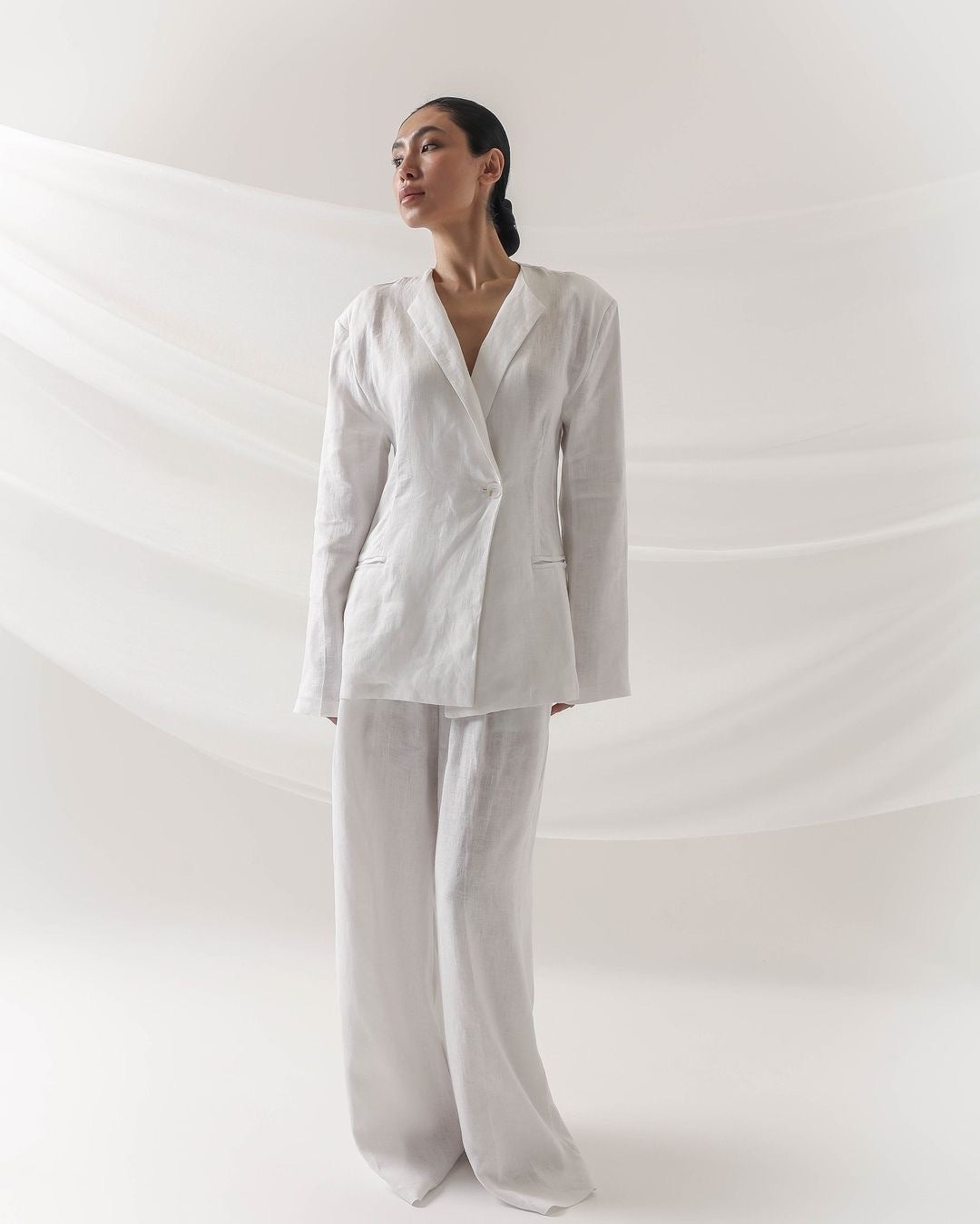 Elegante completo da donna composto da giacca e pantaloni coordinati