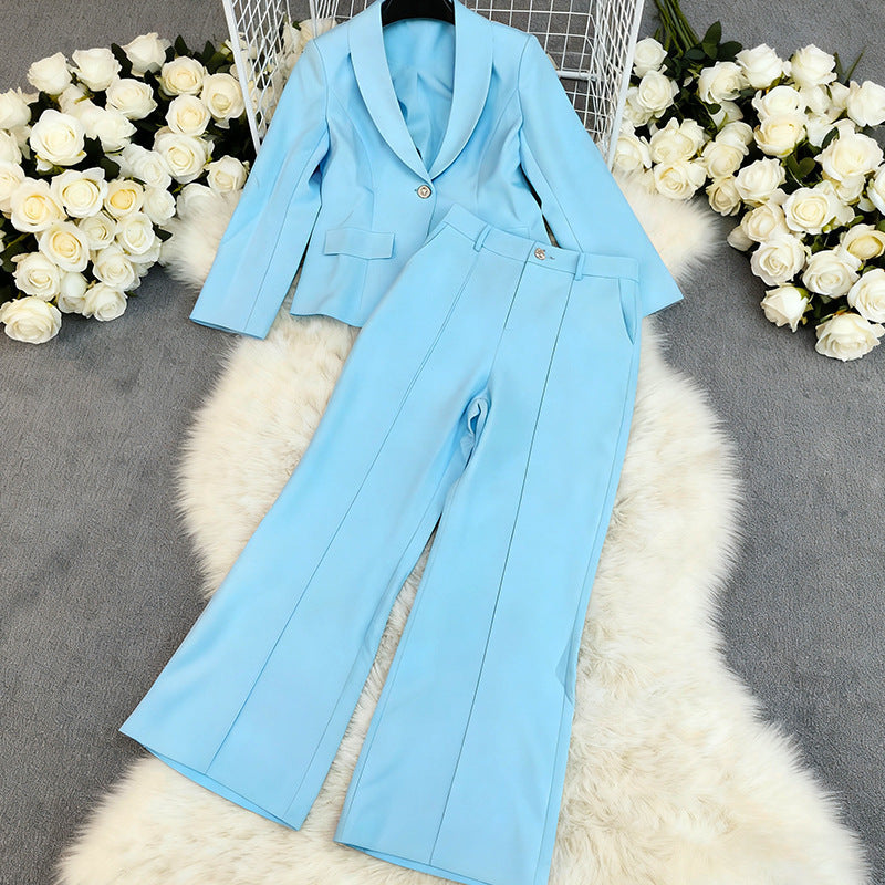 Elegante completo da donna in blu solido, perfetto per l'ambiente professionale e gli eventi formali.